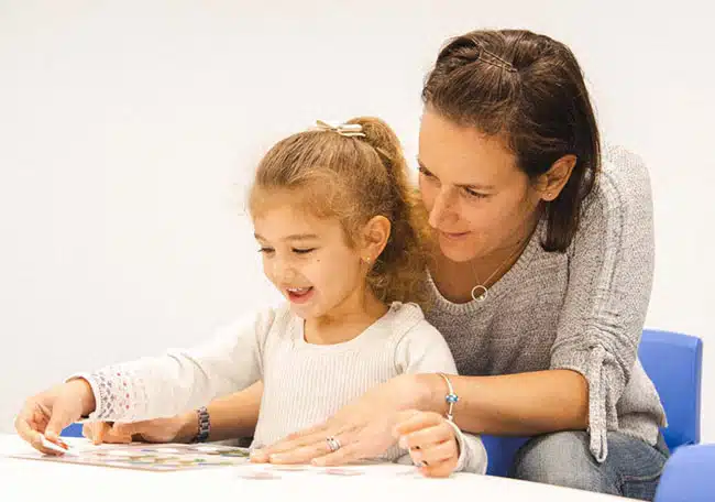 A mu mand her daughter playing a brain-training game together in a Shichida class