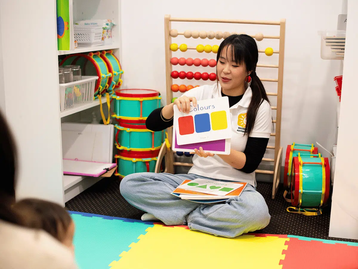 Shichida baby classes fun - colour recognition for babies, to reach baby developmental milestones