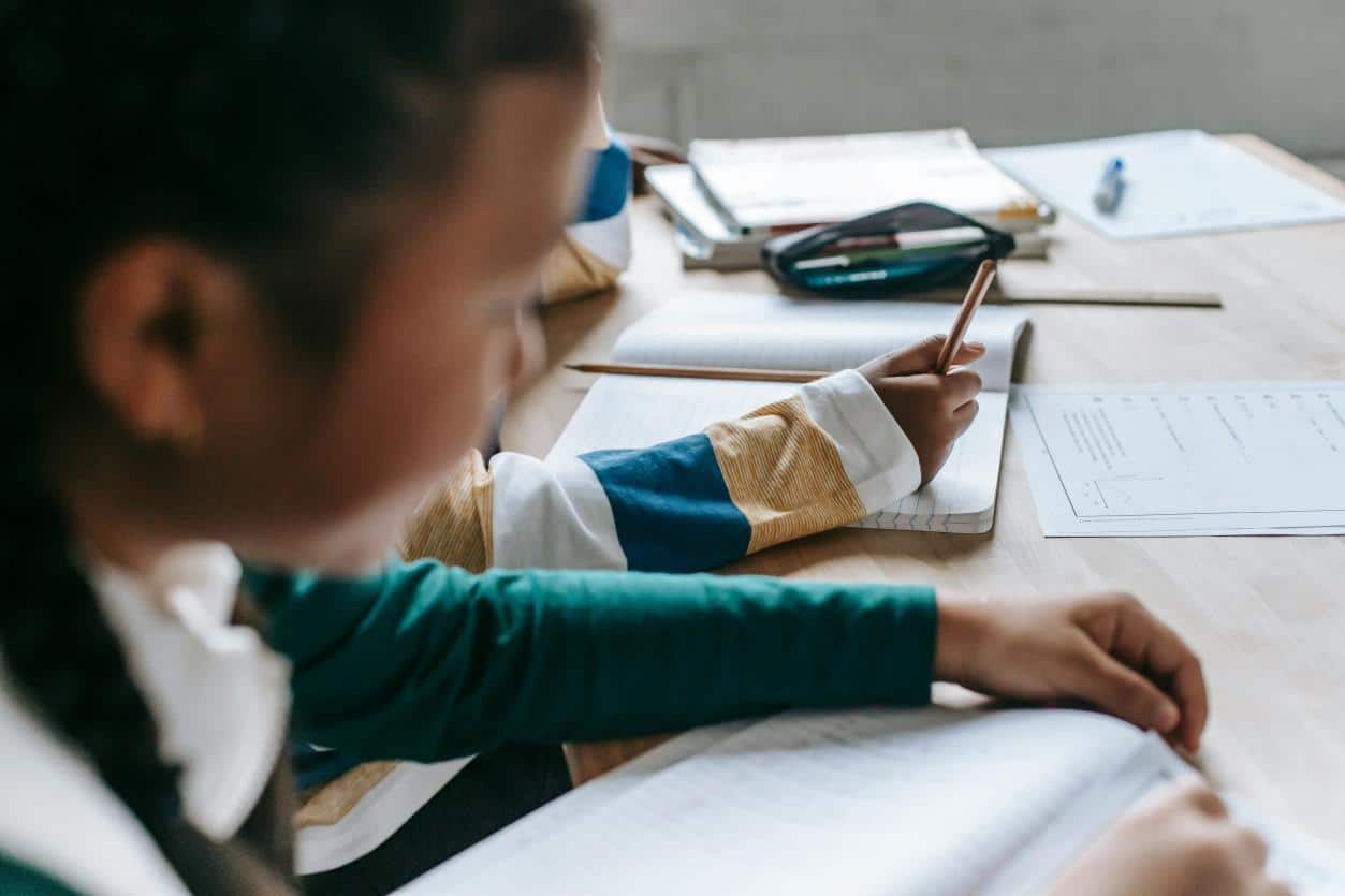 5-Common-Parenting-Mistakes featuring 2 kids studying at a table with open books