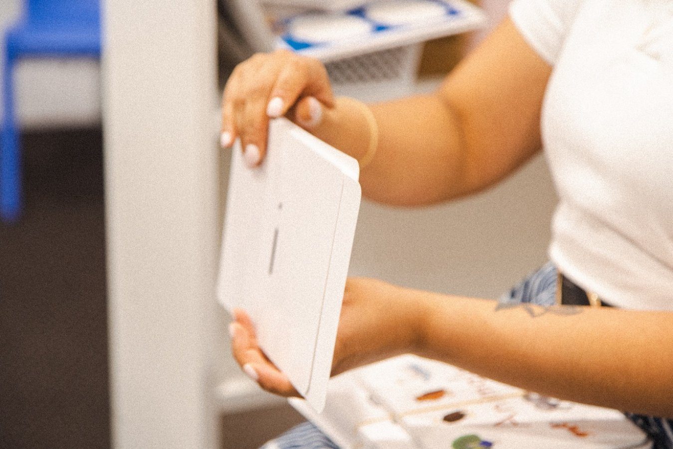 A teacher holding up phonic flashcards preparing kids for a Year 1 Phonics Check