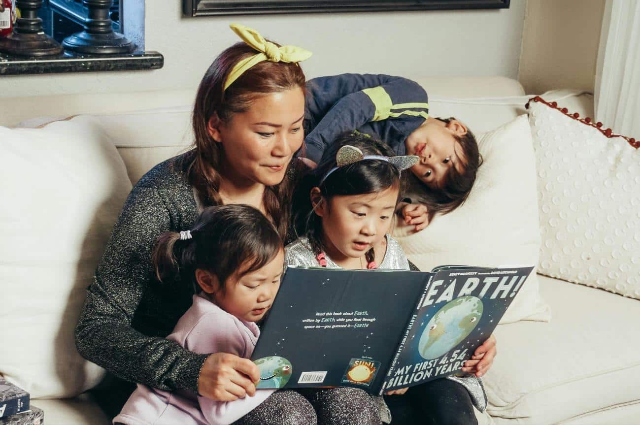 Shichida Australia know that Parents play a key role in literacy for kids. here a mum reads with her three kids