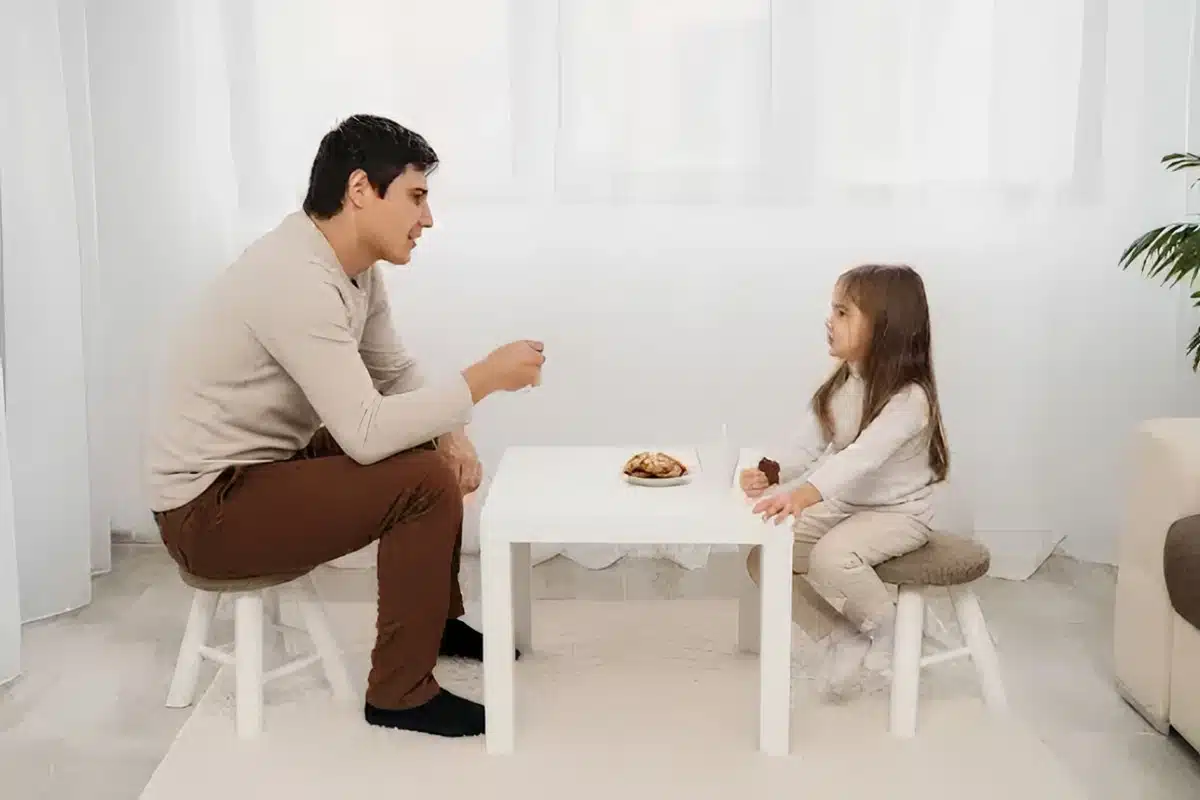 A-dad-chats-with-his-young-daughter