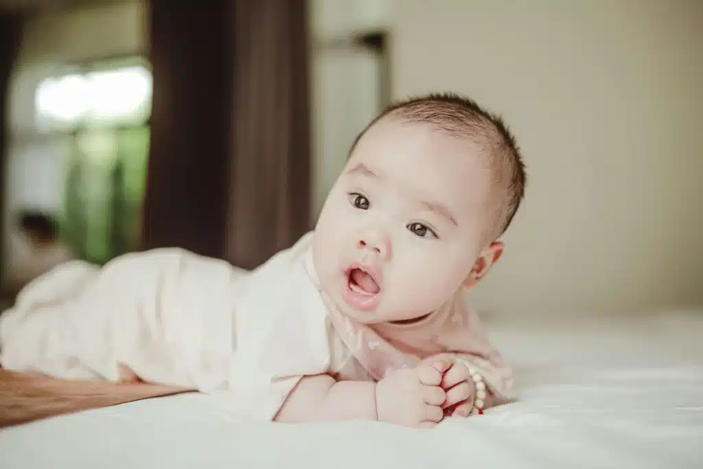 tummy time for newborns, baby-lifting-head