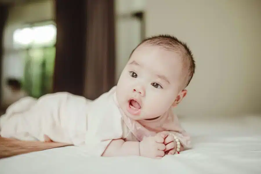 tummy time for newborns, baby-lifting-head